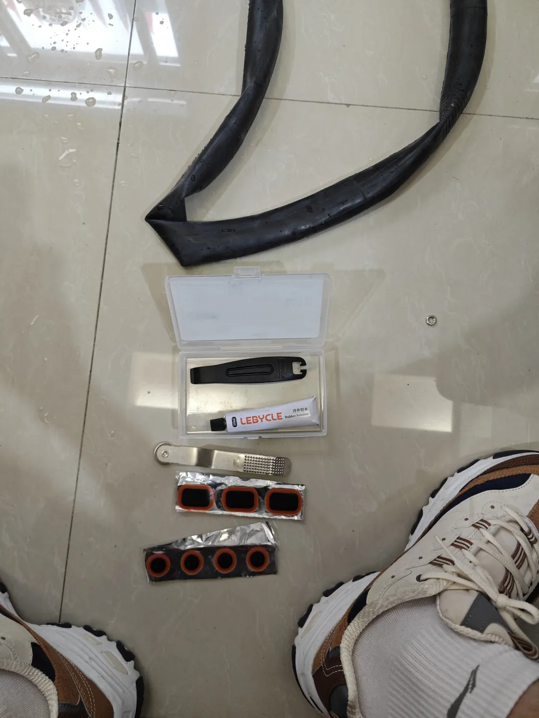 准备补胎工具套装