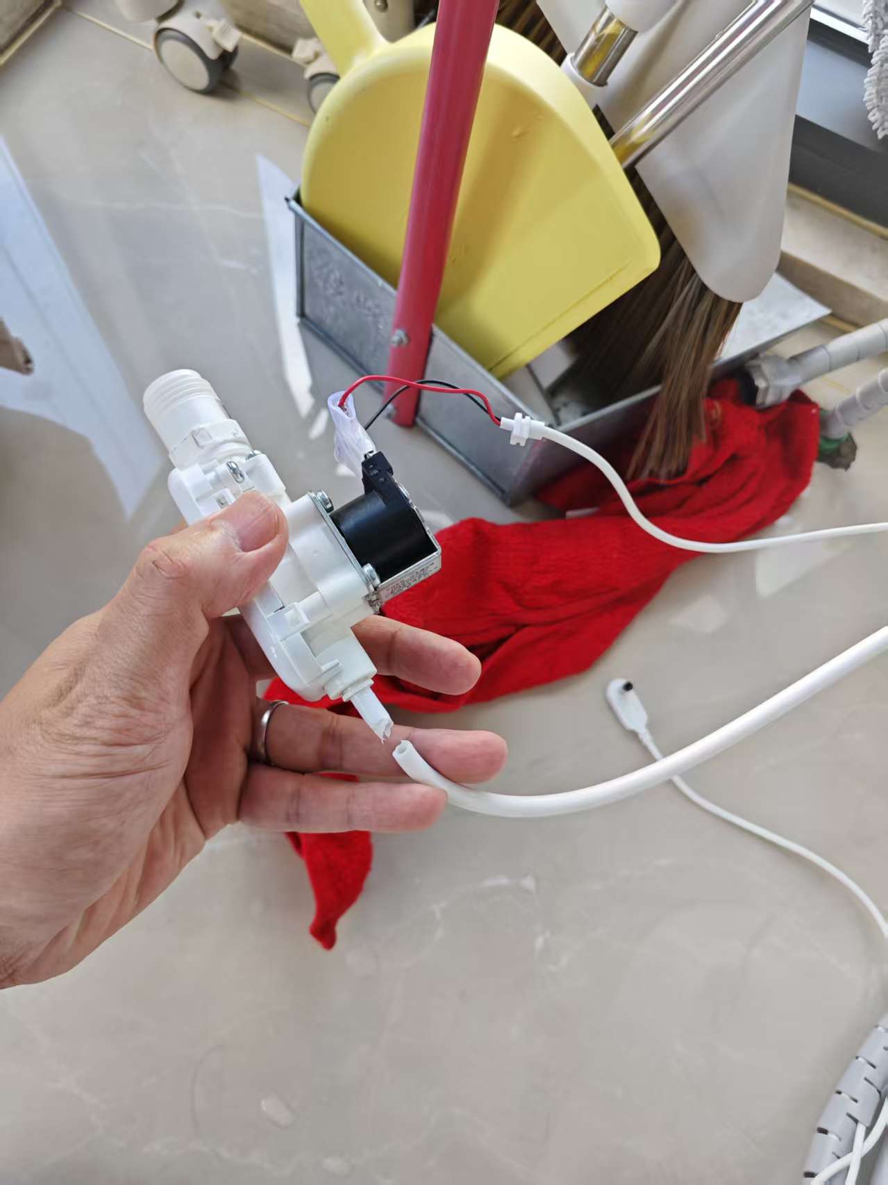 维修扫地机器人入水管1